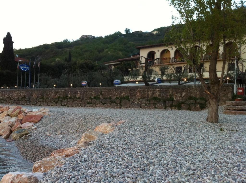 Hotel Fraderiana Torri Del Benaco Bagian luar foto
